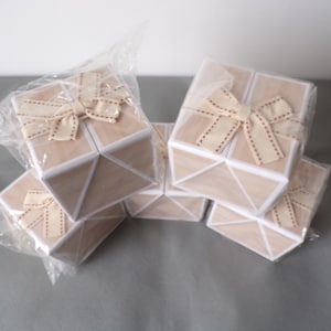 Lot de 5 boîtes cadeaux carrées en carton imitation bois avec ruban