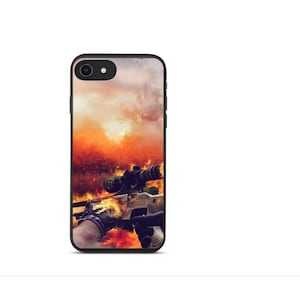 Puede incluir: Una funda de teléfono negra con un gráfico de un rifle de francotirador con mira telescópica, apuntando a un fondo de puesta de sol ardiente.