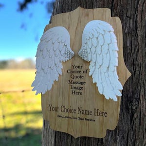 Könnte beinhalten: Eine Holzplakette mit einem Paar weißen Engelsflügeln, einer personalisierten Nachricht und dem Text "Your Choice of Quote Message Image Here Your Choice Name Here Dates, Location, Your Choice Font Here".