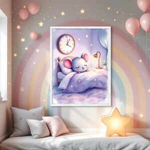 以下が含まれることがあります： 額縁に入った水彩画は、時計、ランプ、星のあるベッドで眠っているマウスを描いています。部屋には虹の壁画、風船、星型のランプがあります。柔らかな色と気まぐれなテーマが、居心地の良い夢のような雰囲気を作り出しています。