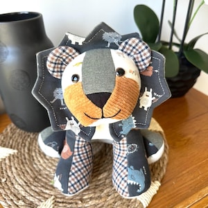 Pluche souvenirleeuw, herinneringsleeuw, gemaakt van je eigen kleding, voor baby's, kinderen en volwassenen, van sentimentele stoffen. Aanpasbaar en uniek.