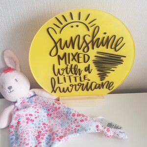 Acryl Kinderzimmer Schild | Kinderzimmer Dekor | Kinderzimmer | Sonnenschein gemischt mit einem Hurrikanzeichen.