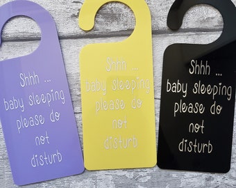 Könnte beinhalten: Drei Türhänger in Lila, Gelb und Schwarz mit dem Text "Shhh... baby sleeping please do not disturb" auf jedem.