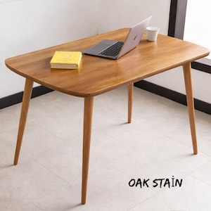 Puede incluir: Un letrero de madera rústico con el texto "Welcome to our home" en letras blancas. El letrero presenta un acabado envejecido y un diseño simple y acogedor, perfecto para la decoración de la puerta principal.