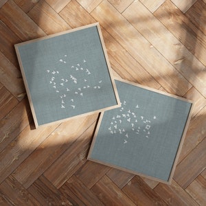 Japandi Blue Set di 2 stampe: Arte murale quadrata minimalista, Stormo di uccelli, Decorazioni ispirate alla natura, Poster giapponesi testurizzati
