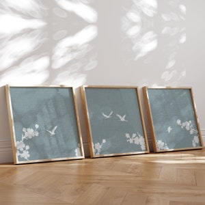 Set di 3 poster da parete Japandi, trittico moderno blu, arte murale giapponese con gru e aironi in volo, stampe quadrate in stile Wabi Sabi.