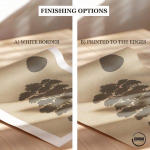 K&ouml;nnte beinhalten: Ein Vergleich zweier Druckveredelungsoptionen mit der &Uuml;berschrift FINISHING OPTIONS. Option A zeigt einen wei&szlig;en Rand um das Kunstwerk, w&auml;hrend Option B den Druck bis an die Kanten zeigt. Beide Drucke zeigen ein dunkelgraues, abstraktes Baummotiv.