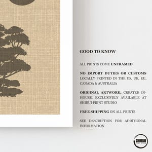 K&ouml;nnte beinhalten: Ein rechteckiger Wandkunstdruck mit der dunkelbraunen Silhouette eines Baumes auf einem strukturierten beigen Hintergrund. Der Text GOOD TO KNOW, ALL PRINTS COME UNFRAMED, NO IMPORT DUTIES OR CUSTOMS, LOCALLY PRINTED IN THE US, UK, EU, CANADA & AUSTRALIA, ORIGINAL ARTWORK, CREATED IN-HOUSE. EXCLUSIVELY AVAILABLE AT SHIBUI PRINT STUDIO, FREE SHIPPING ON ALL PRINTS, SEE DESCRIPTION FOR ADDITIONAL INFORMATION ist auf der rechten Seite aufgedruckt.