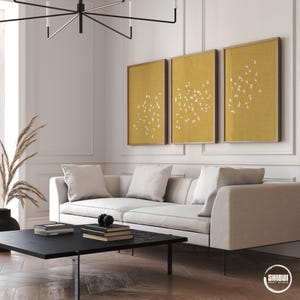 Trittico di poster da 3 pezzi con stormo di uccelli, arte murale Japandi giallo senape con sfondo effetto lino, set di 3 stampe minimaliste scandinave