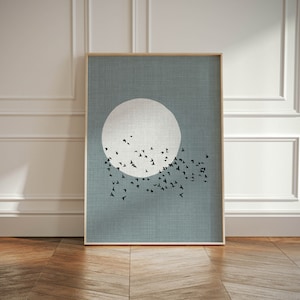 Poster con silhouette di luna nordica - Splendida stampa artistica con stormo di uccelli, decorazione da parete blu, effetto lino, design scandinavo