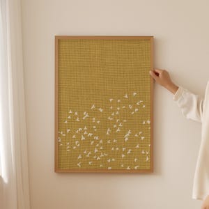 Mosterdgele Japandi-muurkunst, kleurrijke poster in Japanse stijl met zwerm vogels