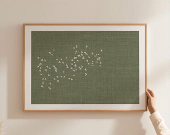 Wandbild „Vogelschwarm“ – Horizontales Poster in Leinenoptik, Grün, Ruhiger, von der Natur inspirierter minimalistischer Druck, Dekoration für den Wohnbereich über dem Bett, XXL-Varianten