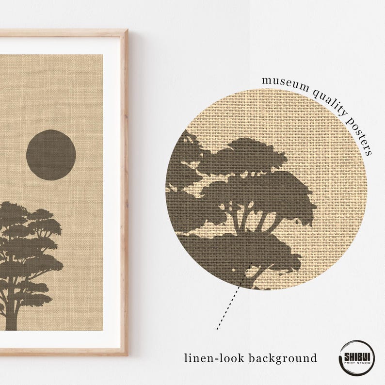 K&ouml;nnte beinhalten: Ein gerahmter Kunstdruck mit der dunkelbraunen Silhouette eines Baumes und einer kreisf&ouml;rmigen Sonne auf beigem Hintergrund in Leinenoptik. Das Bild enth&auml;lt eine kreisf&ouml;rmige Detailansicht mit dem Text museum quality posters und linen-look background.