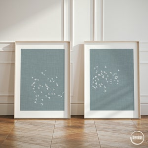 Set di 2 stampe artistiche minimaliste Japandi, dittico Stormo di uccelli con bordo bianco blu naturale, rilassante decorazione da parete dal design scandinavo