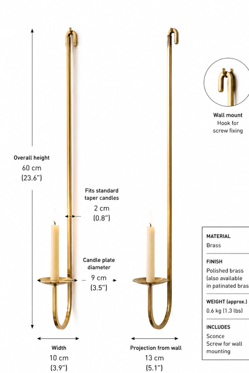 K&ouml;nnte beinhalten: Goldfarbene Wandleuchte mit geschwungenem Design, die eine brennende Kerze h&auml;lt. Die Gesamth&ouml;he betr&auml;gt 60 cm, die Breite 10 cm und der Abstand zur Wand 13 cm. Aus poliertem Messing.