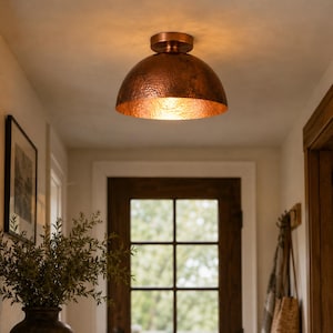 Hamrad kopparfärgad taklampa i infälld design | Handgjord rustik lantlig belysningsarmatur | Modern kopparkupollampa