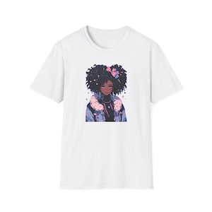 Könnte beinhalten: Weißes T-Shirt mit einer farbenfrohen Illustration im Anime-Stil. Das Design zeigt eine Person mit dunklem, lockigem Haar, die eine blaue Jacke mit rosa Akzenten trägt. Die Illustration enthält eine rosa Schleife und eine Halskette.