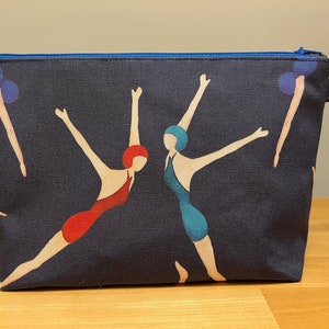 Kosmetiktasche "Elegante Schwimmerinnen", blau (Gr.M)