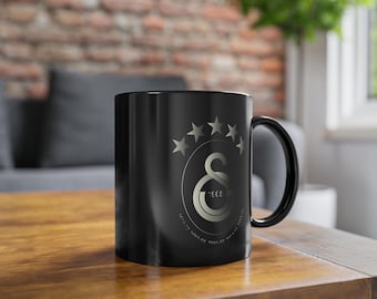 Taza de café negra con el logotipo futurista de 5 estrellas del Galatasaray, regalo para un fan del Galatasaray, regalo para él o regalo de cumpleaños para ella.