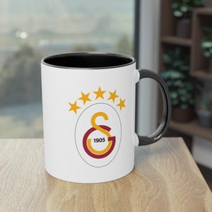 Mok met Galatasaray 5-sterrenlogo | Voetbalcadeau met zwart handvat | Koffiebeker voor hem, haar, fan, echtgenoot, vriend | 325 ml afbeelding 2