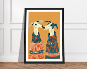 Puede incluir: Dos galgos con jerséis de patrones coloridos, uno con un patrón azul y naranja y el otro con un patrón rojo y naranja, sobre un fondo amarillo.