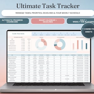 Pode incluir: Uma tela de laptop exibindo uma planilha digital Ultimate Task Tracker. A interface apresenta um painel com gráficos de progresso, listas de tarefas e prazos. Um selo circular indica a presença de 7 planilhas conectadas.