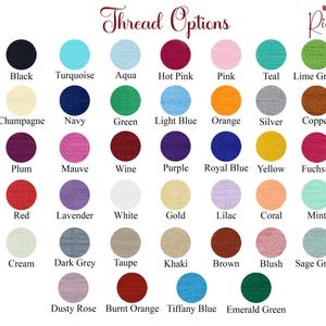 K&ouml;nnte beinhalten: Eine Farbkarte f&uuml;r N&auml;hf&auml;den f&uuml;r Hochzeitsb&auml;nder. Die Farben sind in Reihen und Spalten angeordnet, wobei jede Farbe durch einen kleinen Kreis dargestellt wird. Die Farben umfassen Schwarz, T&uuml;rkis, Aqua, Pink, Rosa, T&uuml;rkis, Limettengr&uuml;n, Champagner, Marineblau, Gr&uuml;n, Hellblau, Orange, Silber, Kupfer, Pflaume, Lila, Wein, Lila, K&ouml;nigsblau, Gelb, Fuchsia, Rot, Lavendel, Wei&szlig;, Gold, Flieder, Koralle, Minze, Creme, Dunkelgrau, Taupe, Khaki, Braun, Rouge, Salbeigr&uuml;n, Altrosa, Orangebraun, Tiffanyblau und Smaragdgr&uuml;n.
