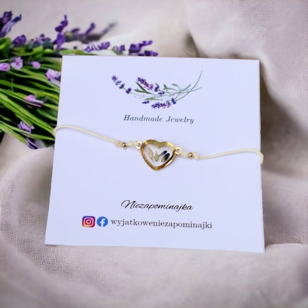 Herzförmiges Armband mit echten Lavendelblüten und Goldflocken an cremefarbener Kordel, handgefertigtes Geschenk