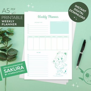 Puede incluir: Un planificador semanal imprimible con un esquema de color azul claro y verde. El planificador tiene secciones para prioridades, tareas pendientes y un horario diario de lunes a domingo. Presenta una ilustración de una niña con un gorro de oso y una nube de lluvia.