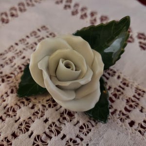 Portatarjetas de mesa con rosas y hojas blancas de porcelana pintada a mano de Herend, Hungría