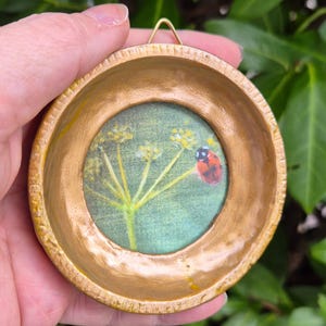 Stampa artistica in miniatura in cornice vintage fatta a mano – coccinella su fiore giallo