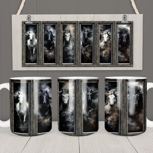 Puede incluir: Tres tazas de cer&aacute;mica blanca con asas negras. Cada taza presenta una imagen en blanco y negro de dos caballos corriendo a trav&eacute;s de un cielo tormentoso. La imagen est&aacute; enmarcada en un marco de ventana de madera r&uacute;stica.