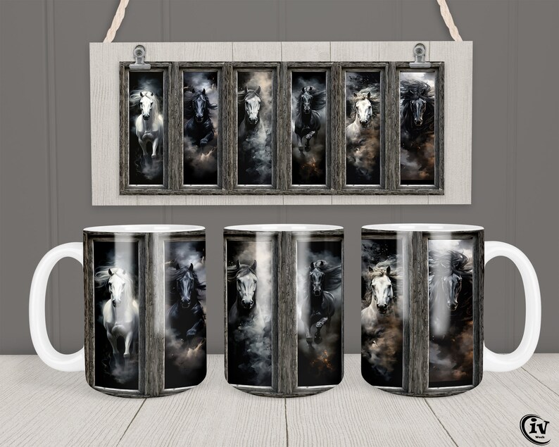Puede incluir: Tres tazas de cer&aacute;mica blanca con asas negras. Cada taza presenta una imagen en blanco y negro de dos caballos corriendo a trav&eacute;s de un cielo tormentoso. La imagen est&aacute; enmarcada en un marco de ventana de madera r&uacute;stica.