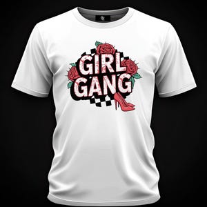 Può includere: T-shirt bianca con la scritta "GIRL GANG" in grassetto, ornata da rose rosse e un tacco alto rosso. Il design è posto su uno sfondo a scacchi bianco e nero.