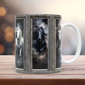 Puede incluir: Taza de cer&aacute;mica blanca con un dise&ntilde;o enmarcado en madera que presenta cuatro caballos negros y blancos corriendo a trav&eacute;s de un campo brumoso.