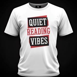 Może przedstawiać: Biała koszulka z napisem "QUIET READING VIBES" w czarno-czerwonym wzorze. Tekst jest ułożony w trzech liniach, każda wewnątrz prostokątnego kształtu. Koszulka ma krótkie rękawy i okrągły dekolt.
