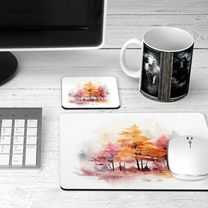 Puede incluir: Una taza de caf&eacute; de cer&aacute;mica blanca con una imagen en blanco y negro de dos caballos en un entorno de bosque. La taza est&aacute; sobre una superficie de madera blanca con una alfombrilla de rat&oacute;n que presenta una pintura de acuarela de una escena de bosque. Tambi&eacute;n hay un peque&ntilde;o posavasos cuadrado con una escena de bosque similar pintada con acuarela.