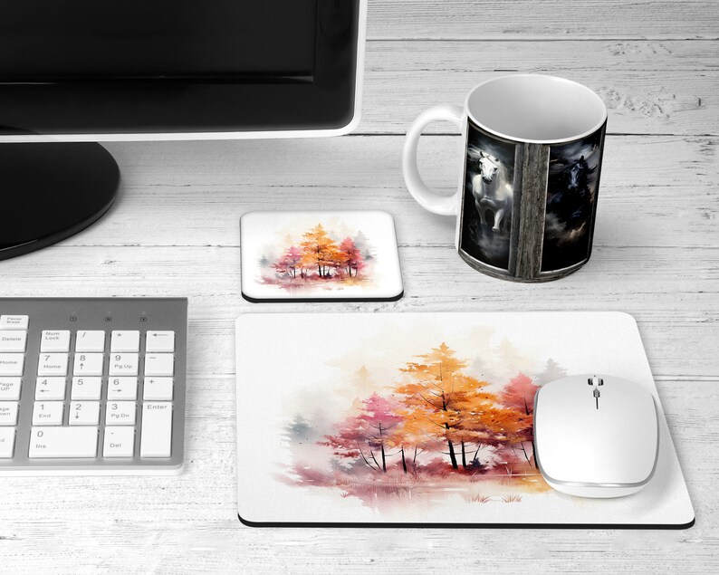 Puede incluir: Una taza de caf&eacute; de cer&aacute;mica blanca con una imagen en blanco y negro de dos caballos en un entorno de bosque. La taza est&aacute; sobre una superficie de madera blanca con una alfombrilla de rat&oacute;n que presenta una pintura de acuarela de una escena de bosque. Tambi&eacute;n hay un peque&ntilde;o posavasos cuadrado con una escena de bosque similar pintada con acuarela.
