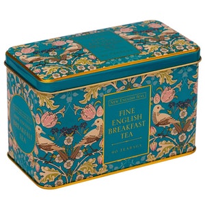 Può includere: Una scatola di latta blu turchese con un bordo dorato e un motivo floreale con uccelli. La scatola contiene 40 bustine di tè "Fine English Breakfast Tea".  New English Teas.