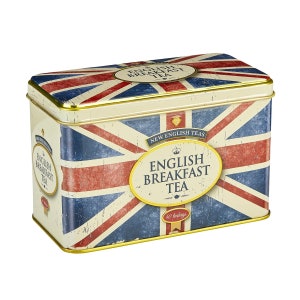 Op de afbeelding: Rechthoekige theebus met een Union Jack-ontwerp in rood, wit en blauw. De bus heeft een gouden rand en de woorden "English Breakfast Tea" staan op de voorkant. Bevat 40 theezakjes.