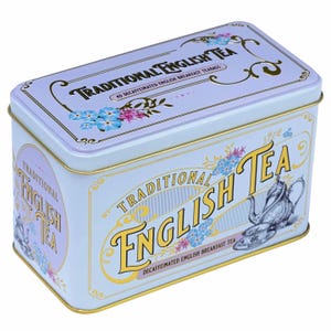 Könnte beinhalten: Eine rechteckige, hellblaue Dose mit Traditional English Tea. Die Dose ist mit floralen Mustern und den Worten "Traditional English Tea" in einer dekorativen Schriftart verziert. Sie enthält auch "40 koffeinfreie englische Frühstücks-Teebeutel".