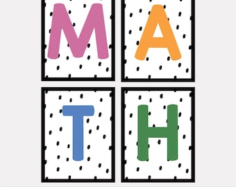 Op de afbeelding: Vier ingelijste prints met het woord "MATH" in kleurrijke letters. De letters zijn roze, oranje, blauw en groen, tegen een witte achtergrond met zwarte stippen. De tekst "INSTANT DOWNLOAD - 8,5 X 11 PRINT SIZE" staat onderaan.