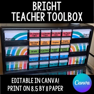 Op de afbeelding: Een zwarte lerarentoolbox met gelabelde compartimenten voor schoolbenodigdheden. De labels bevatten "Pencils", "Pens", "Highlighters", "Staples" en "Sharples". De tekst "BRIGHT TEACHER TOOLBOX" staat bovenaan. De tekst "EDITABLE IN CANVA! PRINT ON 8.5 BY 11 PAPER" staat onderaan.