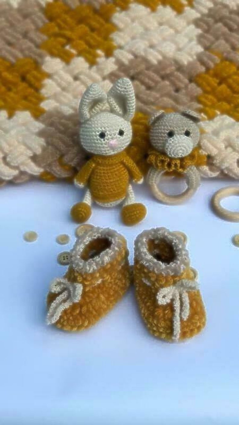 3Pc Gift Set For Baby In Which Included Cap, Bib and Booties