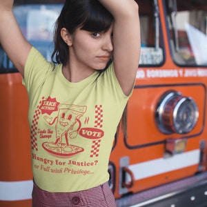 Maglietta per la giustizia sociale "Affamato di giustizia o pieno di privilegi?" / T-shirt dal design retrò della scatola della pizza / Maglietta Trendy Vote 2024 / Top da attivista