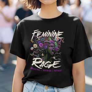 Camiseta de furia femenina: diseño floral de Medusa / Camiseta con mensaje feminista empoderante / Ropa de activista por los derechos de las mujeres ancestrales
