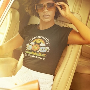 Camiseta «La comunidad es resistencia» - Camiseta activista por la justicia social - Camiseta unisex de algodón con diseño inspirador - Camiseta de izquierda