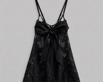 Svart, transparent babydoll-chemise med blommig spets och öppen rygg i satinrosett