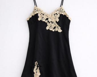 Romantische zwart satijnen lingerie-jurk met champagne bloemenapplicatie