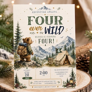 Puede incluir: Una tarjeta de invitación de cumpleaños rectangular con una ilustración en acuarela de un oso con mochila, montañas y una tienda de campaña. El texto dice ADVENTURE AWAITS... FOUR ever WILD, OLIVER IS TURNING FOUR! e incluye detalles del 28 de junio de 2025.